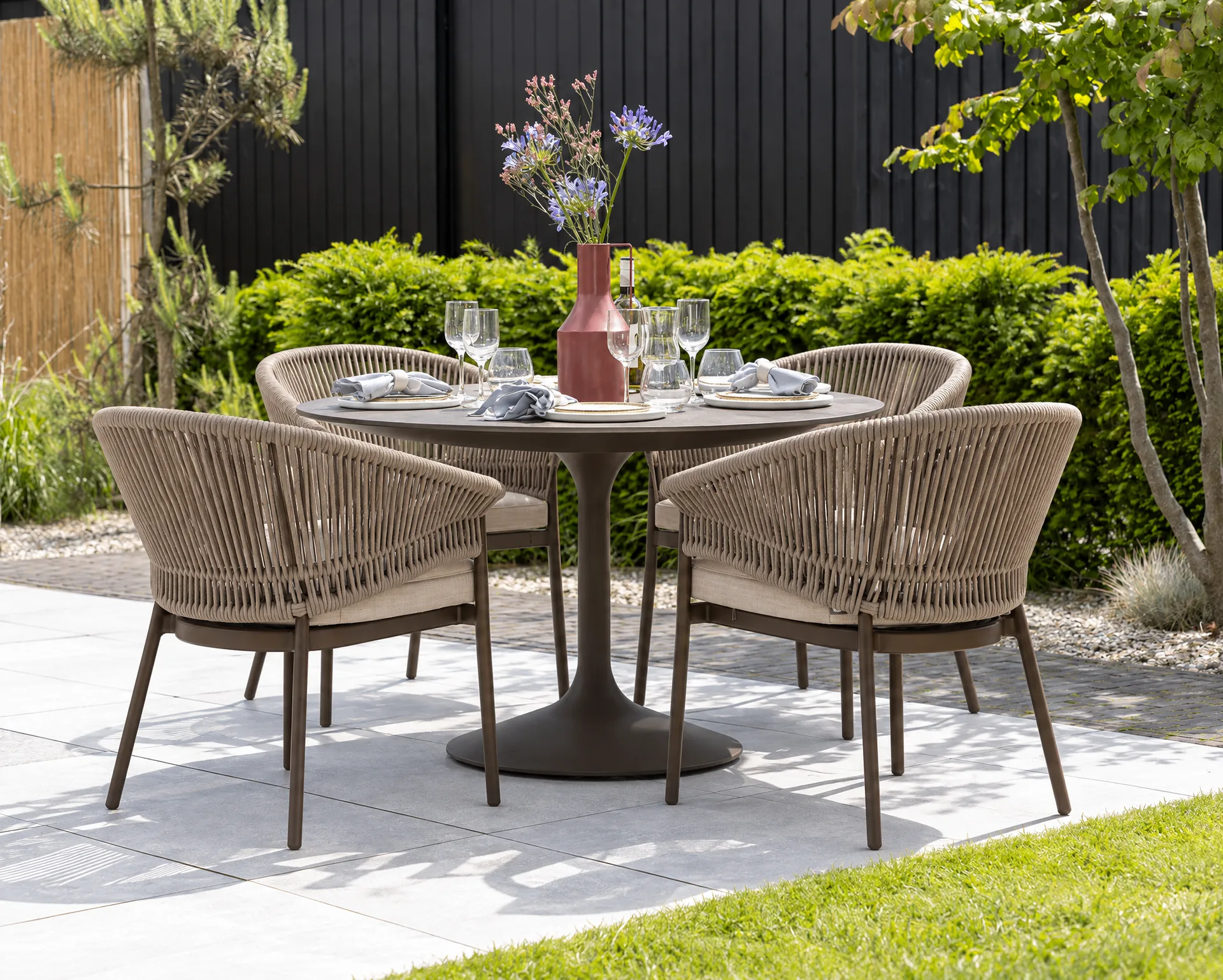Moderne tuinset van Kees Smit op een terras